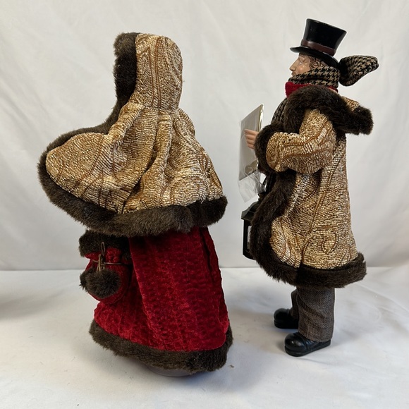 2 Dickens Carolers Adult Figures Valerie Parr Hill Christmas - Picture 4 of 16